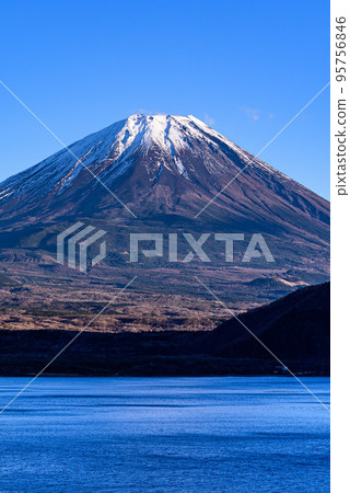 雪妝下的富士山和本栖湖的壯麗景色 95756846