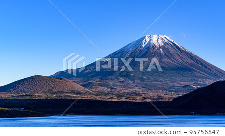 雪妝下的富士山和本栖湖的壯麗景色 95756847