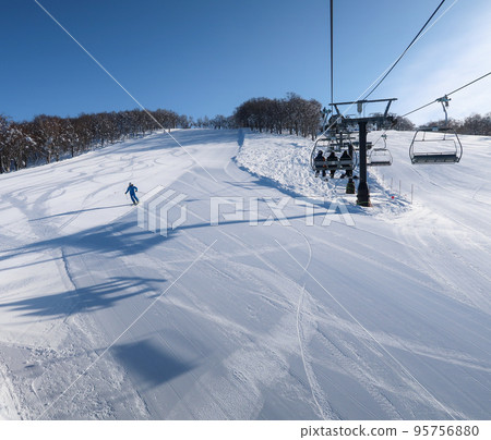 在日本滑雪勝地享受冬季運動的人們 95756880