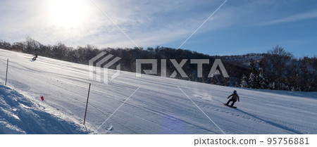 在日本滑雪勝地享受冬季運動的人們 95756881