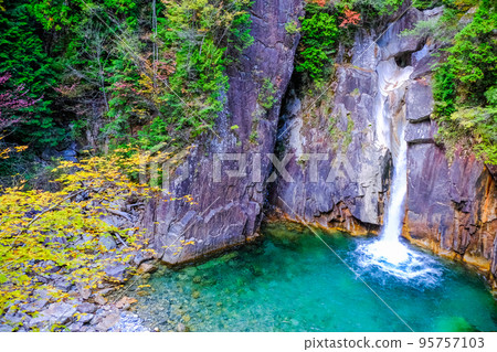 秋天的牛瀑布 秋天的牛瀑布 95757103