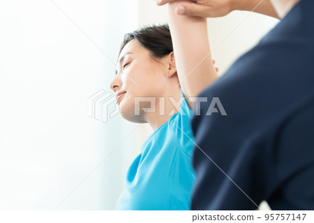 A woman receiving accommodation 95757147