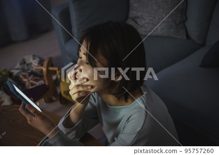 Childcare stress image Smartphone 95757260
