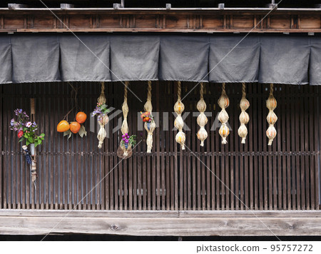 舊中山道 妻籠宿街景“津托科柿子”掛在屋簷下 舊中山道 妻籠宿街景“津托科柿子”掛在屋簷下 95757272