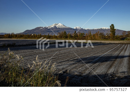 Niseko mountain range 95757327