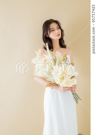 Wedding dress dried flower bouquet 95757485