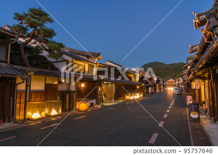Night view of the townscape with udatsu roofs (Mino City, Gifu Prefecture) 95757646