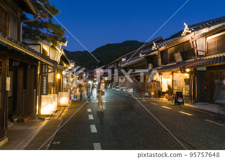 Night view of the townscape with udatsu roofs (Mino City, Gifu Prefecture) 95757648