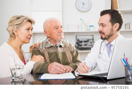 Old father with daughter visit doctor 95758191