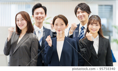 做膽量姿勢的企業人 做膽量姿勢的企業人 95758340