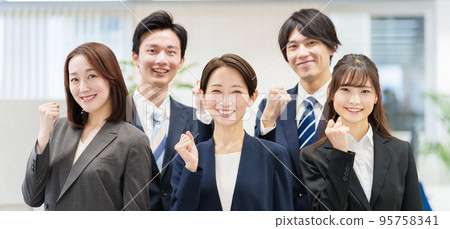 做膽量姿勢的企業人 做膽量姿勢的企業人 95758341
