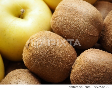 Ripening kiwis with apples Ripening kiwis with apples 95758529