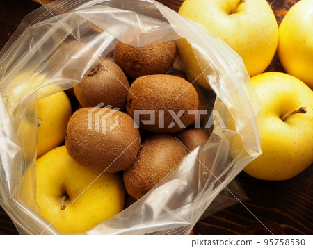 Ripening kiwis with apples Ripening kiwis with apples 95758530
