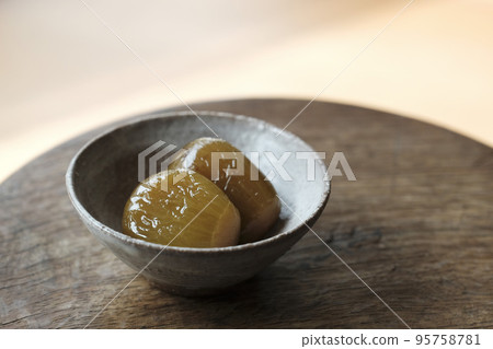 Boiled figs with sweet and sour 95758781
