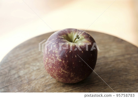 autumn apples 95758783