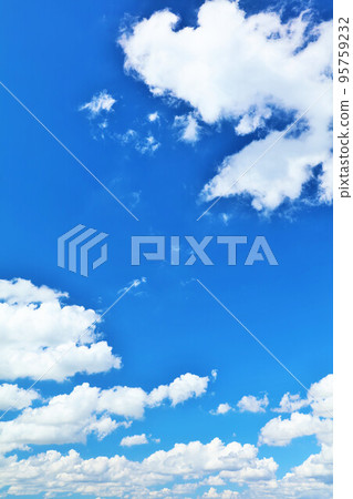 夏天藍天和雲彩 夏天藍天和雲彩 95759232