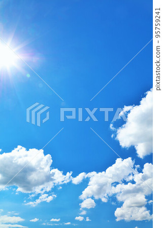 夏天藍天、雲彩和太陽 95759241