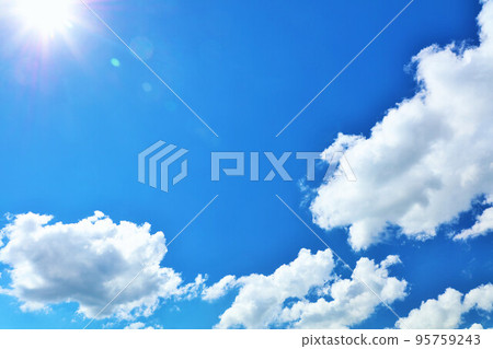 夏天藍天、雲彩和太陽 95759243