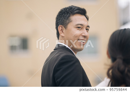 夫妻走路時說話 95759844