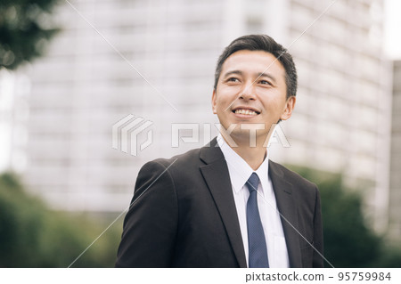 smiling businessman 95759984
