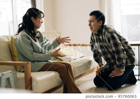 A man who apologizes after quarreling 95760063