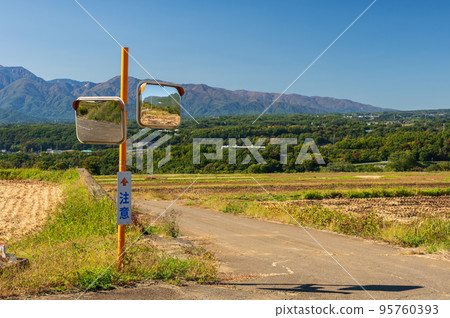 南阿爾卑斯山與明野町之間的曲線鏡 95760393