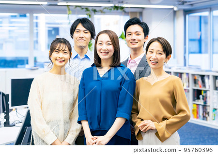 穿著辦公室休閒服的微笑業務組 95760396