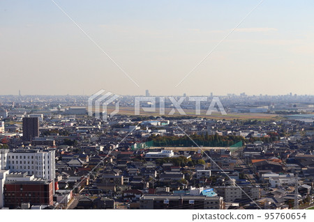 從小牧山城眺望的縣立名古屋機場(名古屋站、東山天空塔方向) 從小牧山城眺望的縣立名古屋機場(名古屋站、東山天空塔方向) 95760654