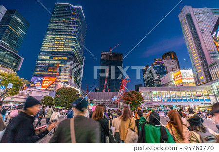日本光暈前夕的東京城市景觀。澀谷站的風景變化…東急東橫店的拆遷進行。前面的櫻岡再開發= 30天 日本光暈前夕的東京城市景觀。澀谷站的風景變化…東急東橫店的拆遷進行。前面的櫻岡再開發= 30天 95760770
