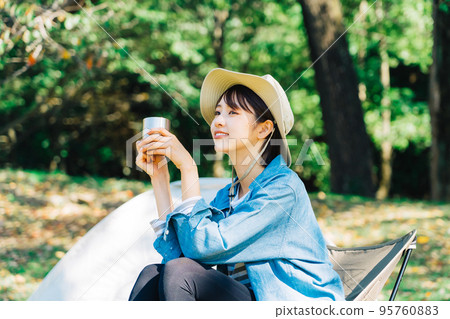 Young woman camping solo 95760883