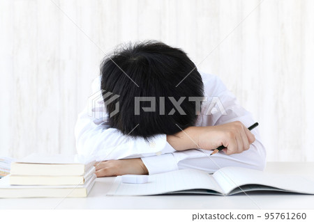 A child who puts his head down on the desk - an image that does not want to study A child who puts his head down on the desk - an image that does not want to study 95761260
