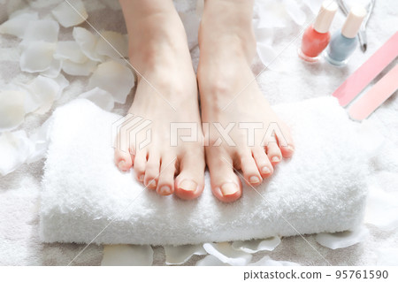 Toenail foot care image 95761590