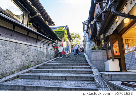[Kyoto Prefecture] Higashiyama's Sanneizaka is crowded with tourists 95761628