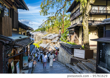 [京都府] 東山的三寧坂遊人如織 95761629