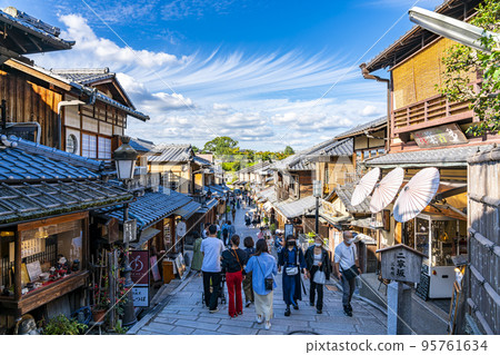 [京都府]東山二年坂遊客眾多 95761634