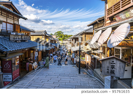 [京都府]東山二年坂遊客眾多 95761635