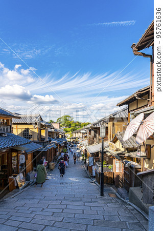 [Kyoto Prefecture] Higashiyama's Ninenzaka is crowded with tourists 95761636