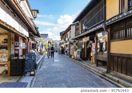 [京都府] 東山的三寧坂遊人如織 95761643