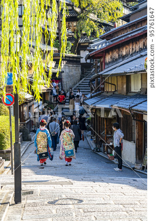 [京都府]舞妓在東山的三寧坂斜坡上散步 95761647