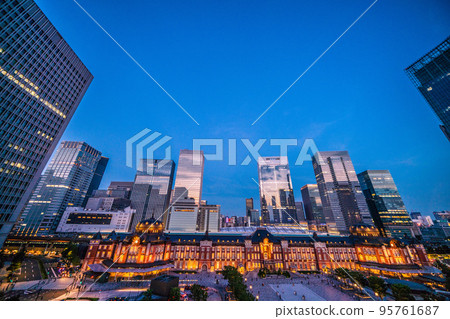 Tokyo cityscape in Japan New view of Tokyo station. Skyscrapers lined up in a row, night view (sunset reflected in the window glass) 95761687