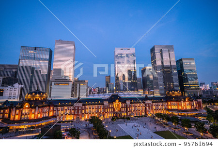 Tokyo cityscape in Japan New view of Tokyo station. Skyscrapers lined up in a row, night view (sunset reflected in the window glass) 95761694
