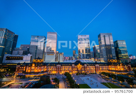 日本東京城市景觀 東京站的新景觀。摩天大樓排成一排,夜景(夕陽映照在窗玻璃上) 日本東京城市景觀 東京站的新景觀。摩天大樓排成一排,夜景(夕陽映照在窗玻璃上) 95761700