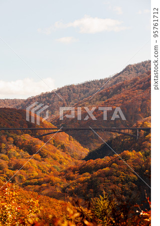 Jogakura Bridge in late autumn seen from the side (Aomori City, Aomori Prefecture) Jogakura Bridge in late autumn seen from the side (Aomori City, Aomori Prefecture) 95761712
