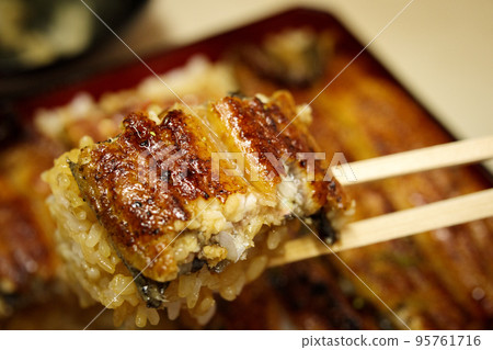 A long-established large serving of eel (chopsticks held up) A long-established large serving of eel (chopsticks held up) 95761716