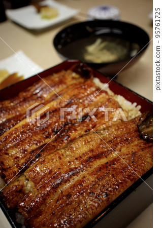 A long-established special large serving of eel on rice (vertical composition) A long-established special large serving of eel on rice (vertical composition) 95761725