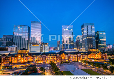 Tokyo cityscape in Japan New view of Tokyo station. Skyscrapers lined up in a row, night view (sunset reflected in the window glass) 95761782
