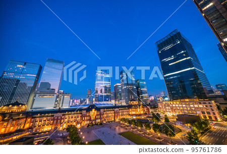 日本東京城市景觀 東京站的新景觀。摩天大樓排成一排,夜景(夕陽映照在窗玻璃上) 日本東京城市景觀 東京站的新景觀。摩天大樓排成一排,夜景(夕陽映照在窗玻璃上) 95761786