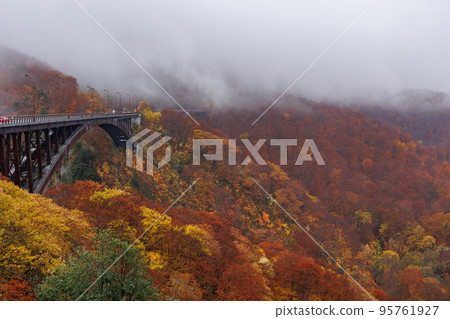 深秋的城倉橋側景（青森縣青森市） 95761927