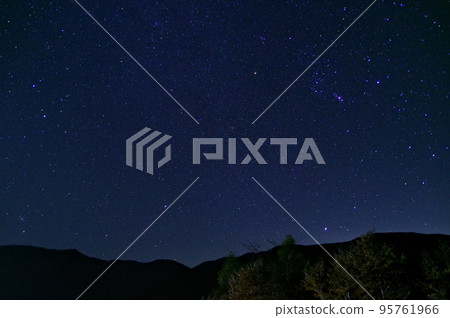 在長野縣山之內町奧志賀高原看到的秋天星空 95761966