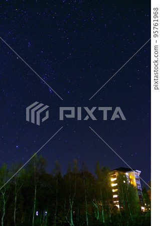 在長野縣山之內町奧志賀高原看到的秋天星空 在長野縣山之內町奧志賀高原看到的秋天星空 95761968